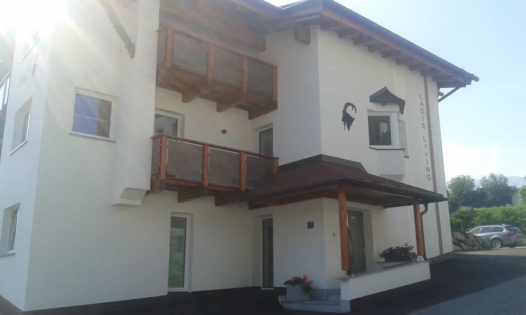 Ladis Living Apartment Exterior foto