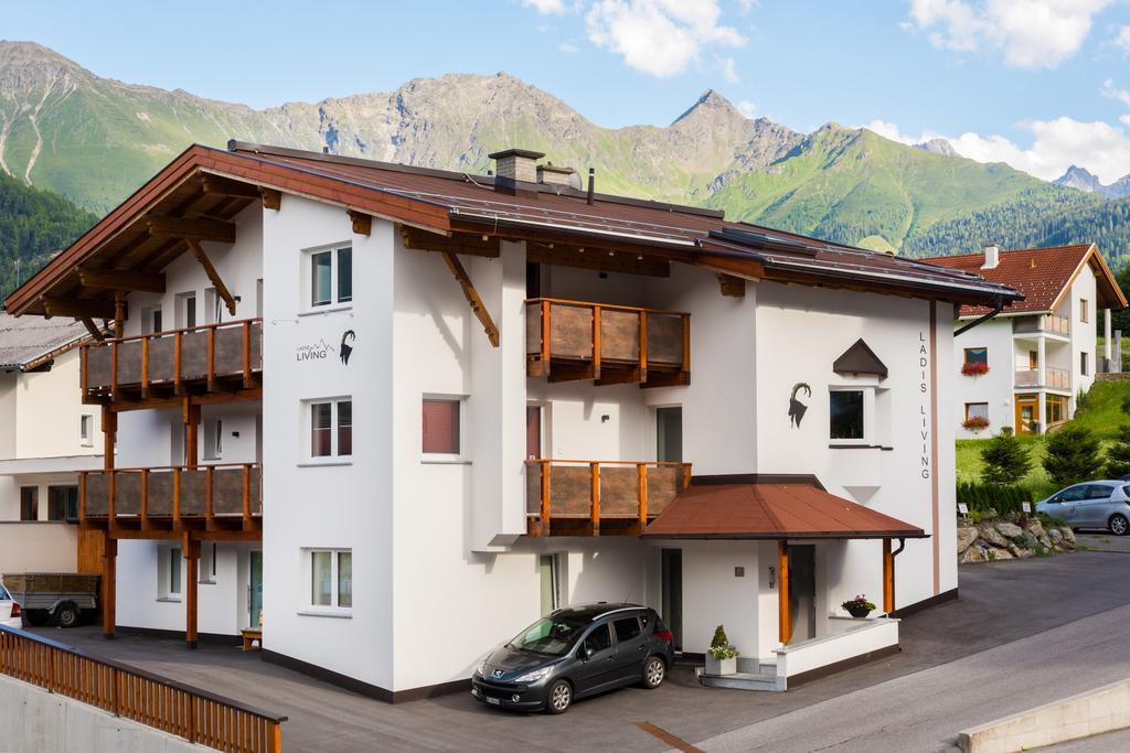 Ladis Living Apartment Exterior foto